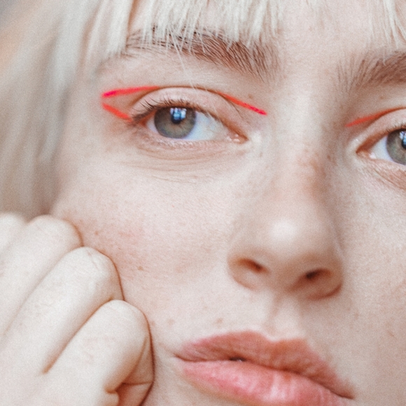 Romantic Beauty Orange Eyeliner. - Picture 2 of 4